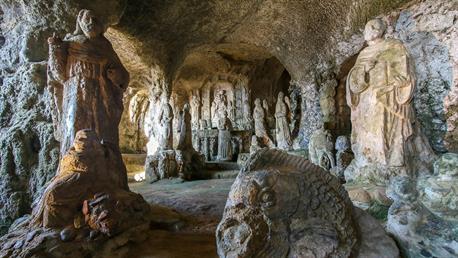 Eine weitere Sehenswürdigkeit von Pizzo ist die Chiesetta di piedigrotta, eine Kapelle mit aus Stein gemesselten Figuren. Sie befindet sich wenige Meter vom Strand entfernt und ist über eine Treppe von der Stadt aus zu erreichen. Die Geschichte besagt, dass diese Figuren von Schiffbrüchen stammen, die versprochen hatten eine heilige Stätte zu schaffen, wenn sie das Schiffsunglück überleben würden.